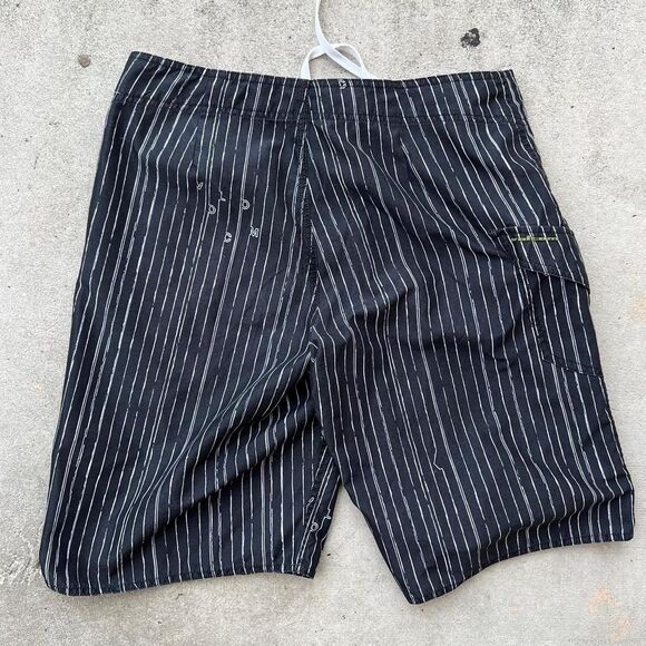 Mens Y2K Volcom cargo style swim trunks black striped size 32 - Picture 5 of 6